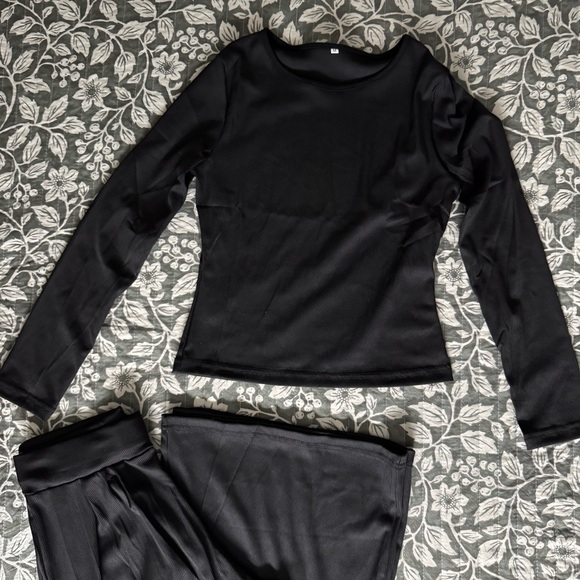 Elegant Black Ribbed Two-Piece Set - Picture 4 of 8